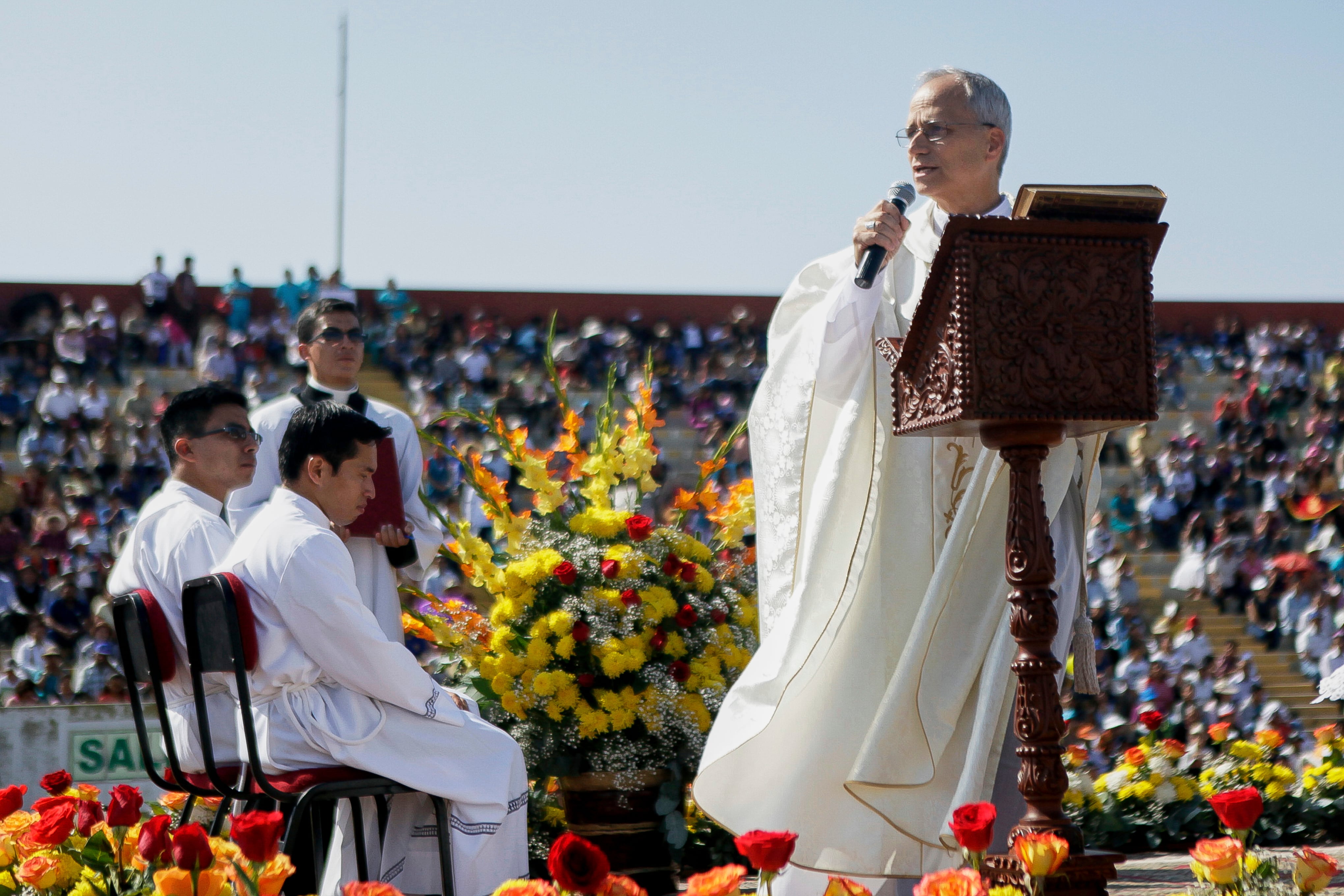 El papa León XIV, entonces Administrador Apostólico de Chiclayo, Robert Prevost, predica durante la celebración del Corpus Christi en un estadio de Chiclayo, Perú, el viernes 19 de junio de 2015. (AP Foto/Julio Reano)