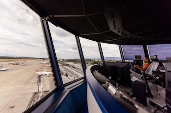Una vista desde la torre de control del aeropuerto de Cointrin en Ginebra, Suiza, 28 de julio de 2022. REUTERS/Pierre Albouy/Archivo