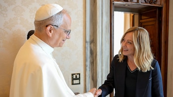 Giorgia Meloni expresó su apoyo al papa León XIV y destacó la “serenidad” con la que anunció la operación a la que debe someterse