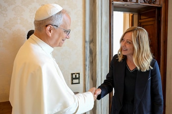La primera ministra italiana, Giorgia Meloni, expresó su respaldo al papa León XIV, quien deberá ser operado de un nódulo en un pulmón (Vatican Media/Francesco Sforza/Handout via REUTERS)