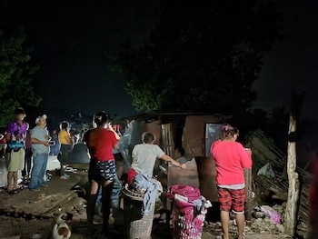 Familias damnificadas revisan lo que quedó de sus hogares luego del temporal en la comunidad de Santa Lucía (Cortesía Canal Tv4).