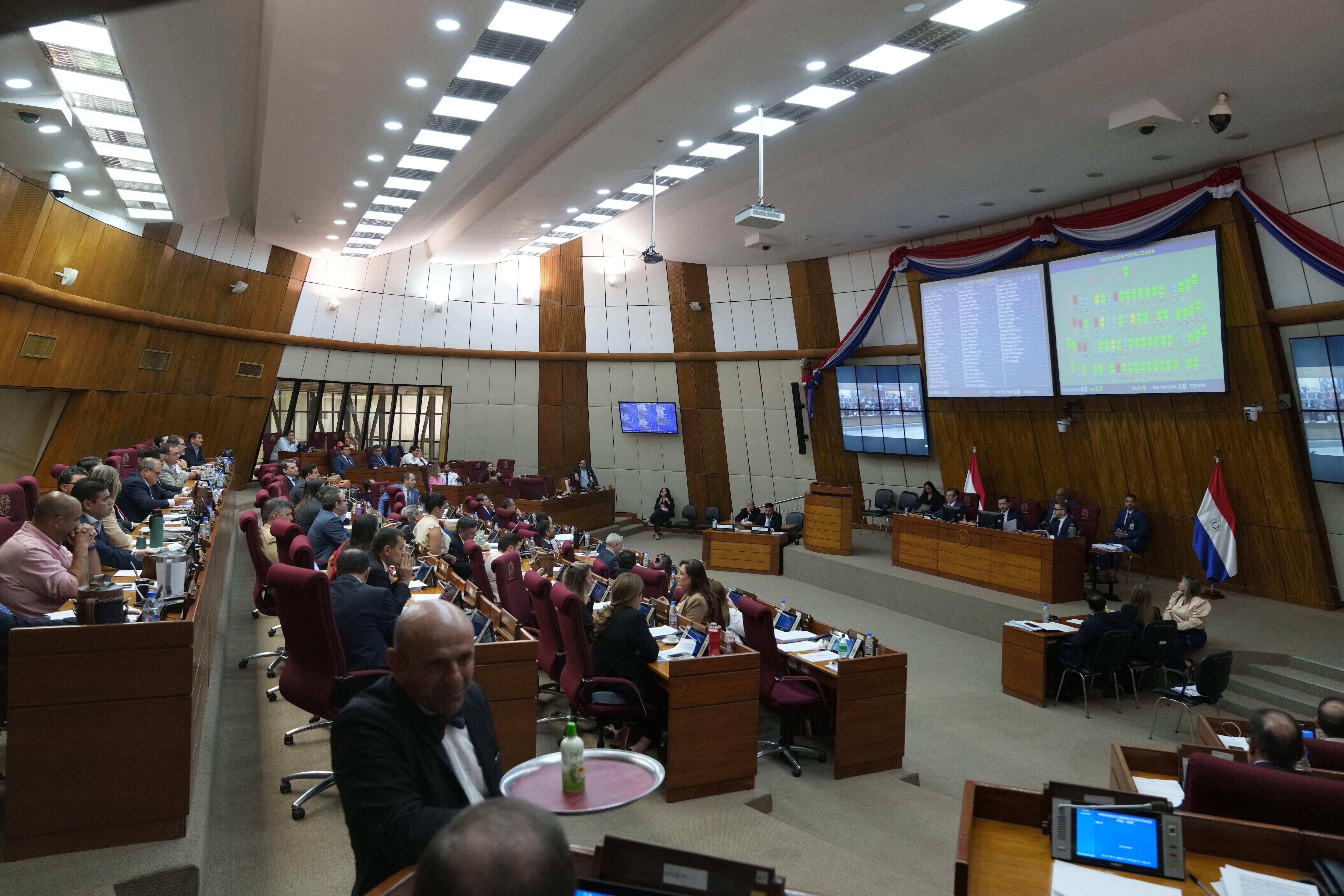 Legisladores paraguayos de la Cámara de Diputados se reúnen para la votación final sobre el Acuerdo sobre el Estatuto de las Fuerzas (SOFA), un acuerdo militar entre Estados Unidos y Paraguay, en Asunción, Paraguay, el martes 10 de marzo de 2026 (Foto AP/Jorge Sáenz)