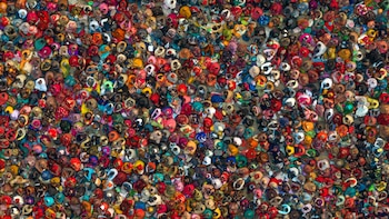 ARCHIVO - Devotos hindúes escuchan