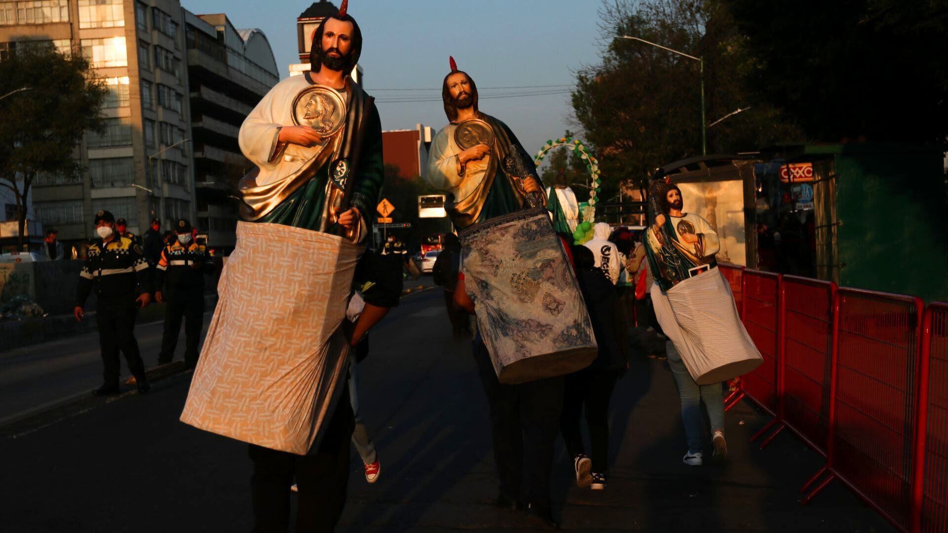 Cientos de fieles en la Iglesia de San Hipólito
