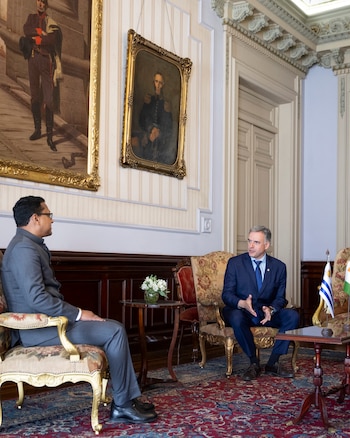 Yamandú Orsi con Binoy George, el primer embajador de India en la historia de Uruguay (Camilo dos Santos Ayala, Presidencia de la República Oriental del Uruguay)
