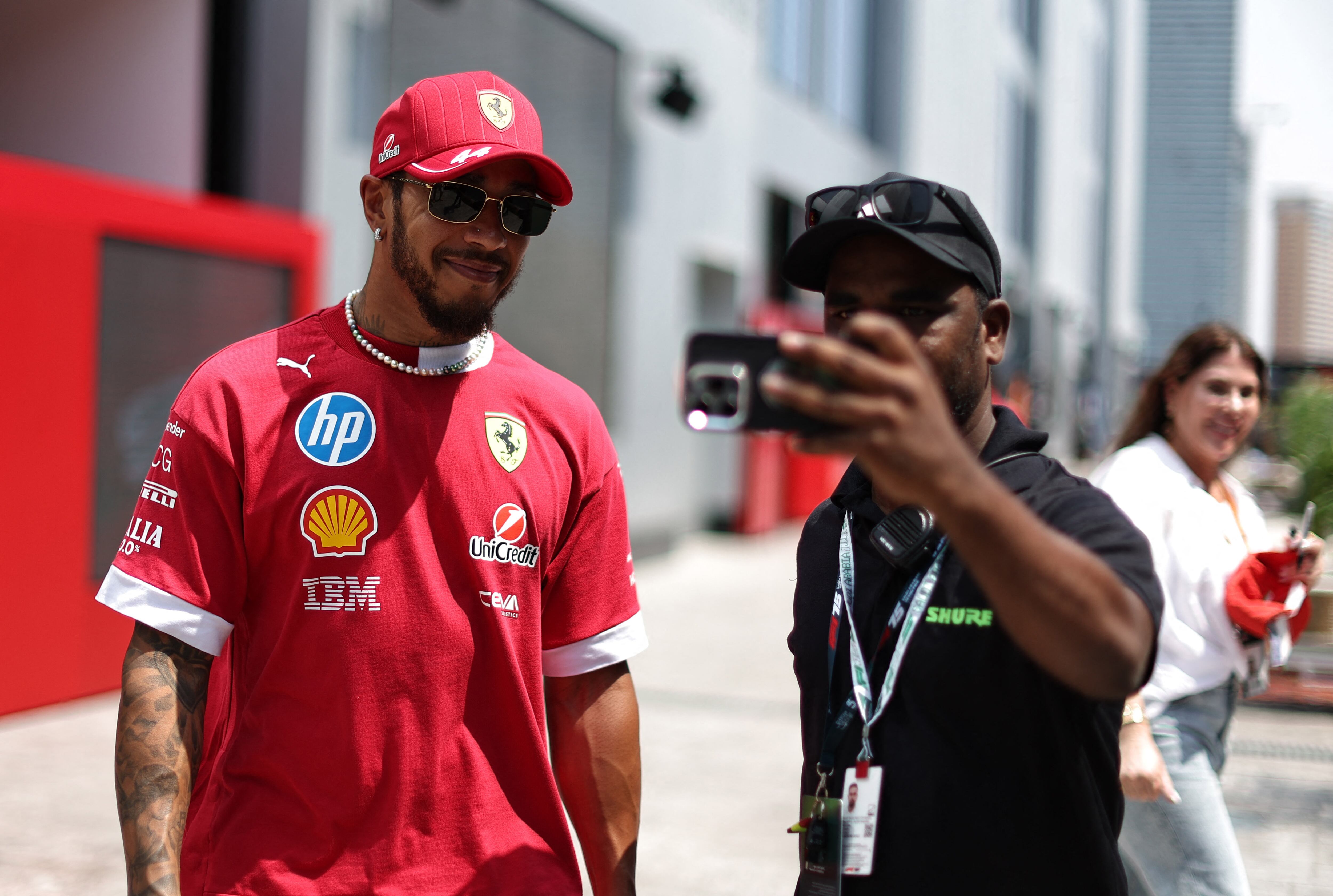 Lewis Hamilton posa junto a un fanático en la previa al inicio de la jornada en el GP de Arabia Saudita (REUTERS/Hamad I Mohammed)