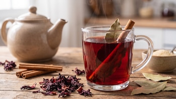 Té de jamaica, laurel y canela: beneficios, cómo prepararlo y cuándo tomarlo
