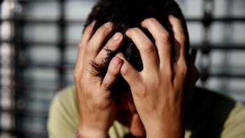 Hombre fue encontrado colgando de