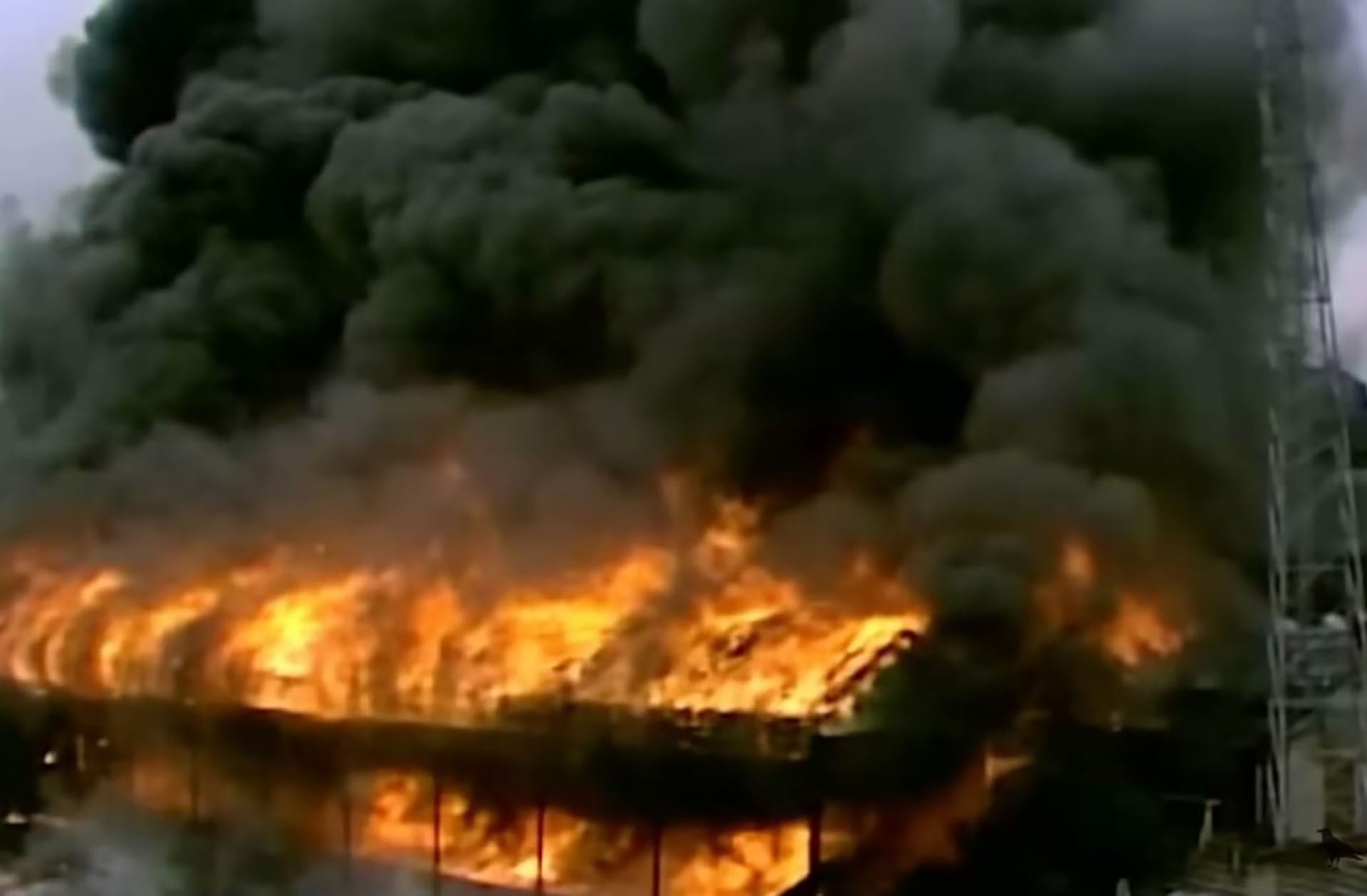 El estadio Valley Parade de Bradford City envuelto en llamas y humo denso durante el incendio ocurrido hace 41 años