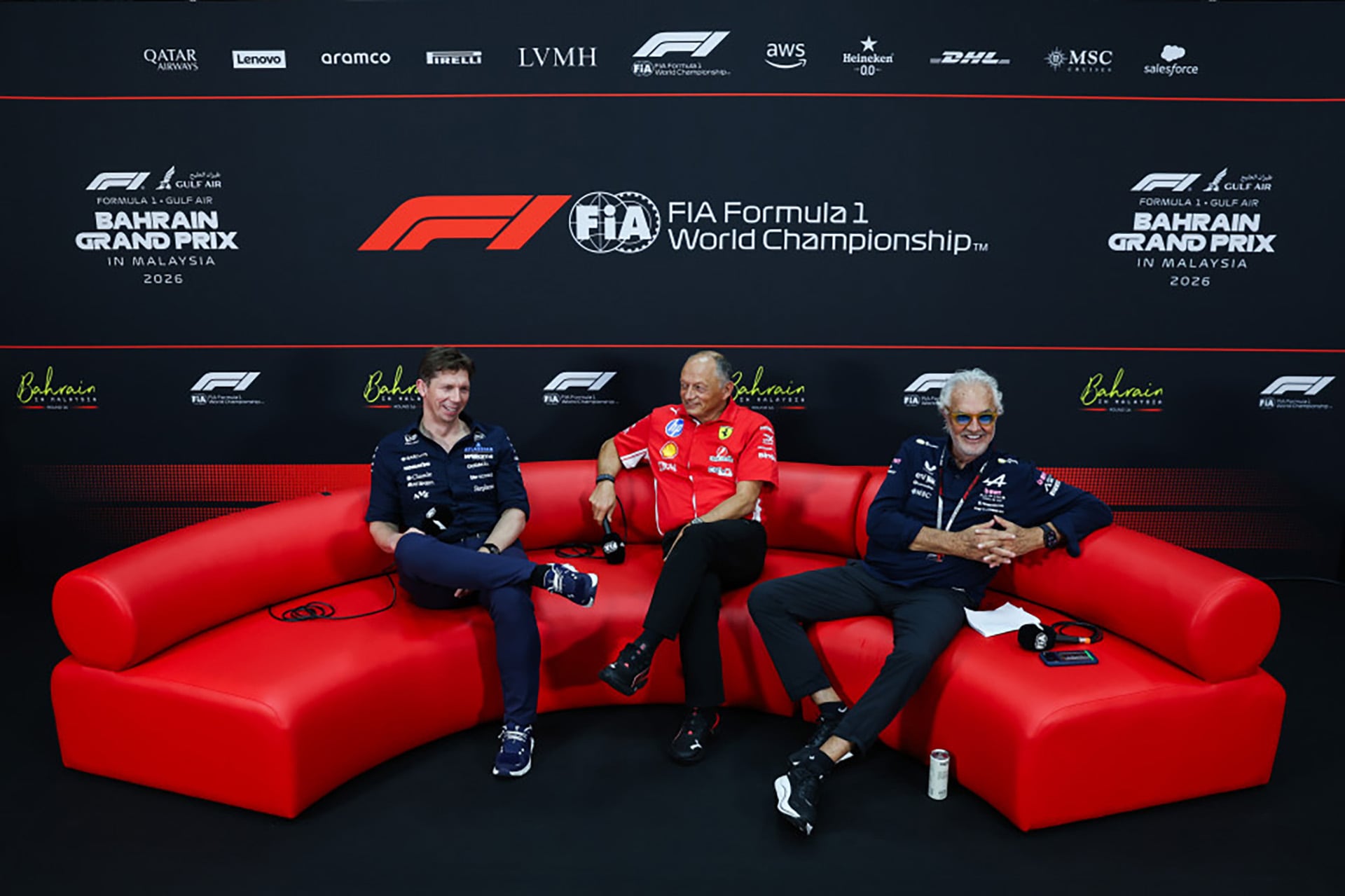 Los directivos James Vowles, Frédéric Vasseur y Flavio Briatore durante la conferencia en Malasia: el italiano dejó el papel cerrado a un costado durante toda la rueda de prensa