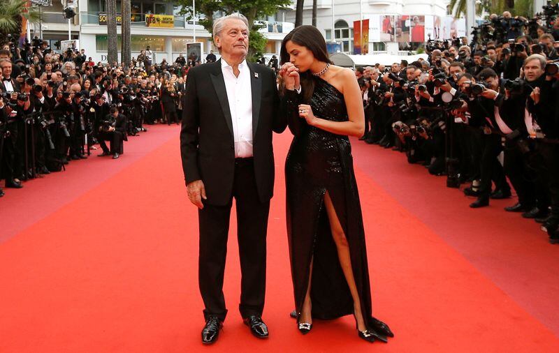 FOTO DE ARCHIVO: Alain Delon y su hija Anouchka Delon en la edición 72 del Festival de Cine de Cannes, en Cannes, Francia. 19 de mayo de 2019. REUTERS/Stephane Mahe/Archivo