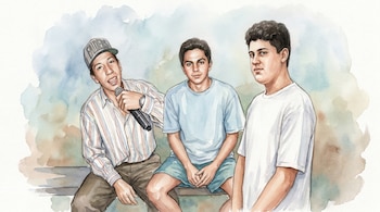 Ilustración en acuarela de tres jóvenes hombres. El de la izquierda usa una gorra y sostiene un micrófono. Los tres están sentados frente a un fondo suave de acuarela.