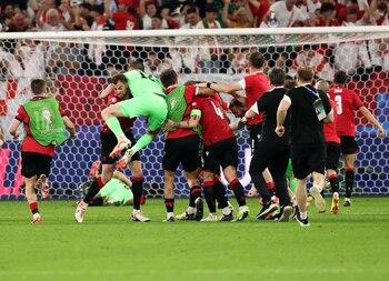 La selección de Georgia celebra