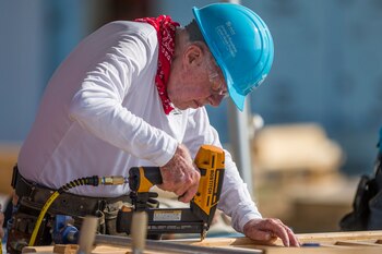 El expresidente Jimmy Carter trabaja con otros voluntarios en el lugar durante el primer día del Proyecto de Trabajo Jimmy y Rosalynn Carter, su 35º proyecto de trabajo con Hábitat para la Humanidad, en Mishawaka, Indiana, el 27 de agosto de 2018. (Robert Franklin/South Bend Tribune vía AP, Archivo)