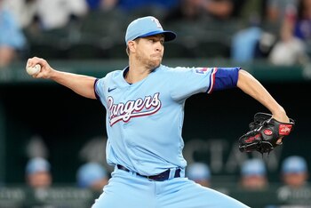 Jacob deGrom lanza por los Rangers de Texas frente a los Atléticos de Oakland, el domingo 23 de abril de 2023, en Arlington, Texas. (AP Foto/Jim Cowsert)