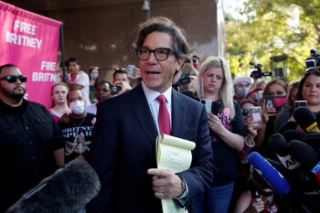 Matthew Rosengart habla ante los