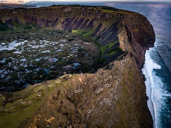 Rocas llenas de petroglifos se