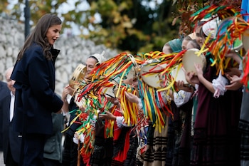 La reina Letizia saluda a su llegada a Llanes este sábado. (Ballesteros/EFE)