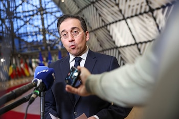 BRUSELAS, 24/02/2025.- El ministro de Exteriores, José Manuel Albares, atiende a los medios antes de participar en el Consejo Europeo este lunes en Bruselas. EFE/ Pablo Garrigós Cucarella