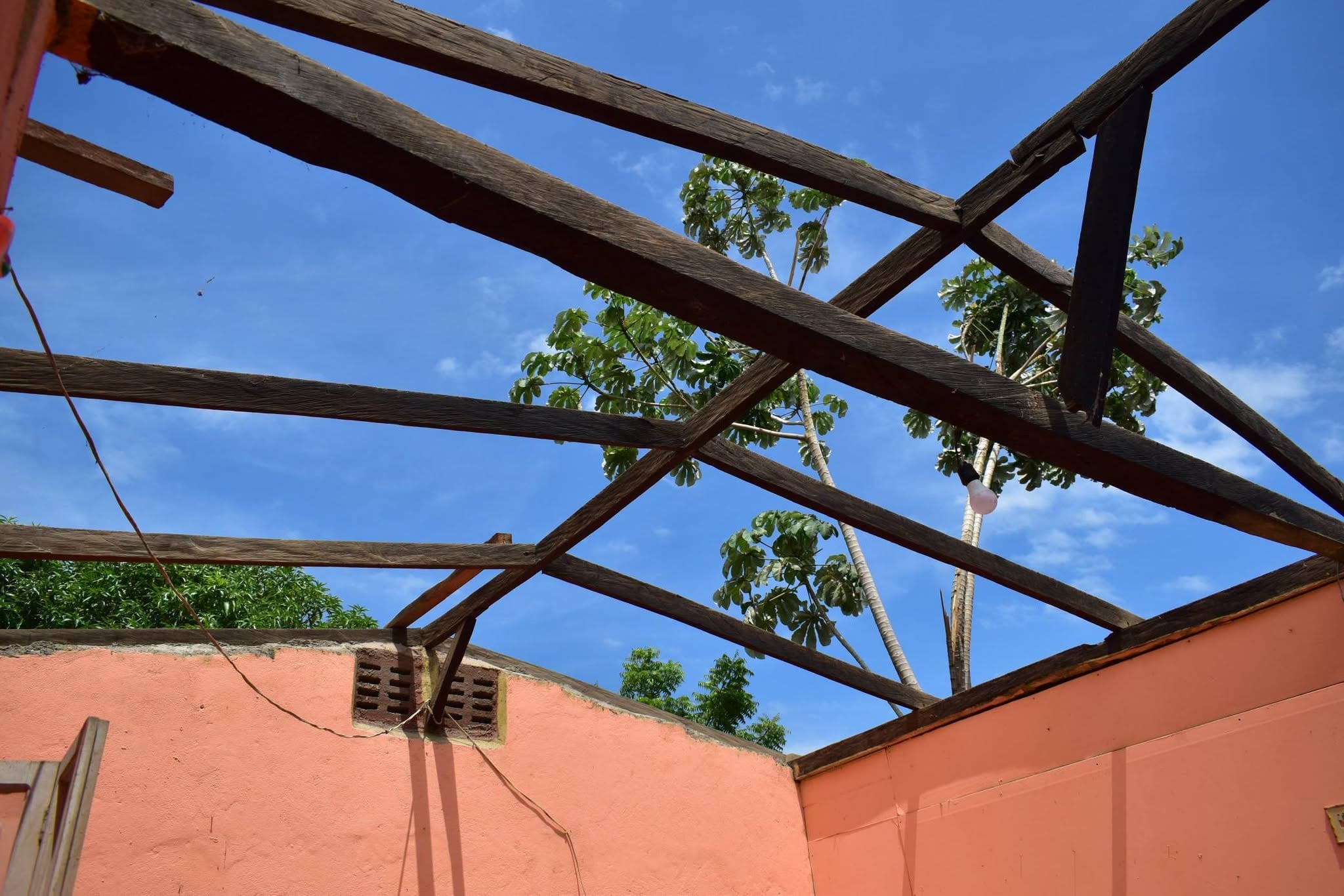 Un torbellino dañó más de 35 viviendas en Nagarote, entre ellas casas recién entregadas por el programa Bismarck Martínez
(Foto cortesía alcaldía de Nagarote)