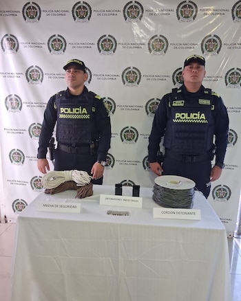 Personal de la Policía Metropolitana de Neiva y el grupo antiexplosivos intervinieron con el binomio canino ADES para detectar sustancias peligrosas- crédito Policía