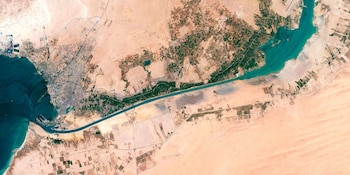 El Canal de Suez conecta Europa y Asia y reduce en semanas los tiempos de navegación del comercio internacional (Wikimedia Commons)