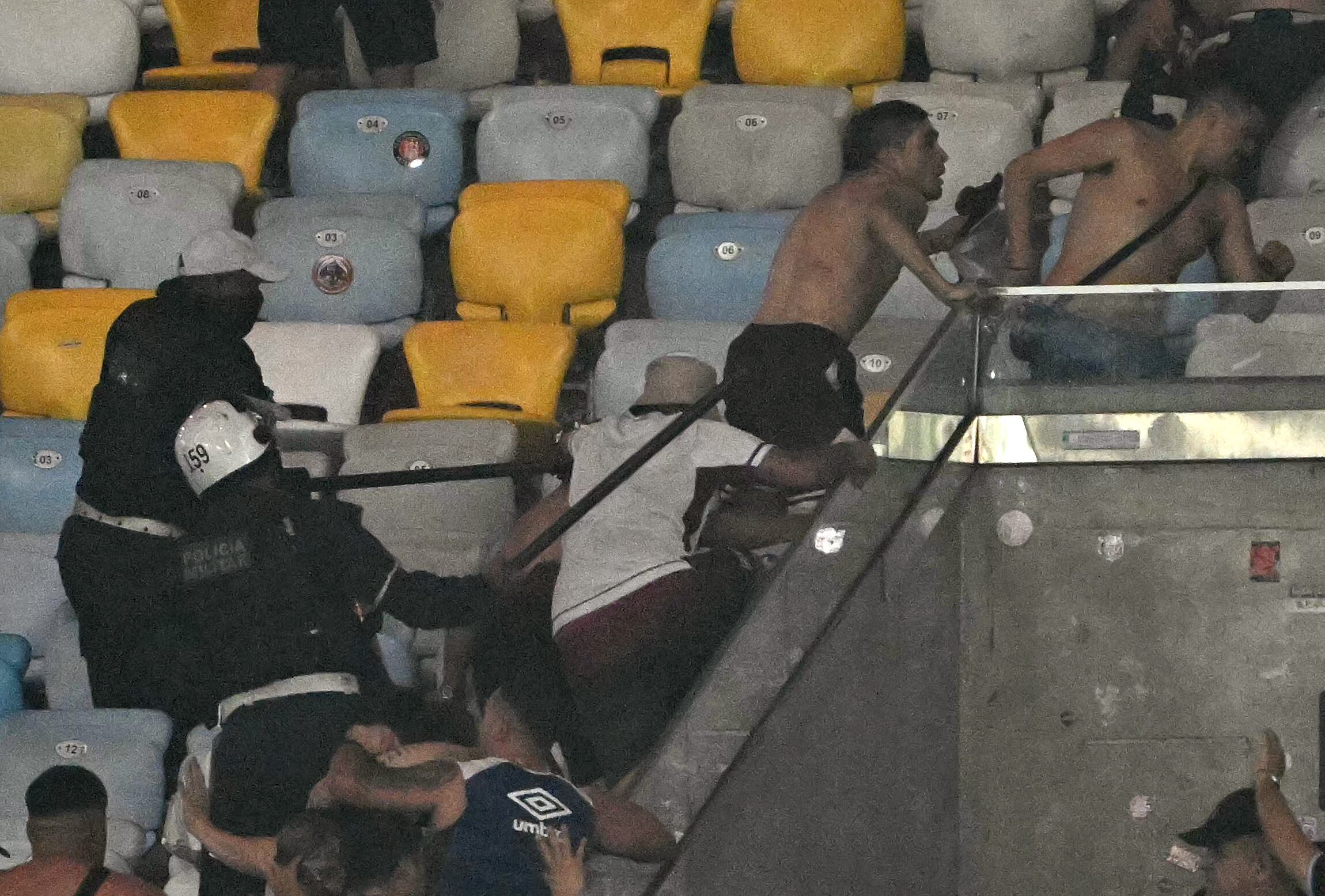 Los lamentables incidentes ocurrieron en el estadio Maracaná (Photo by Mauro PIMENTEL / AFP)