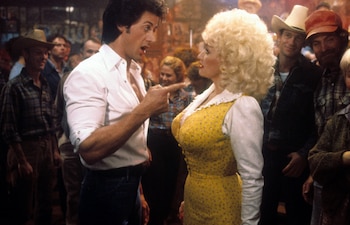Dolly Parton recibió su estrella en el Paseo de la Fama tras protagonizar 'Rhinestone'. (Captura de video)