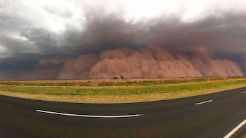 Una columna de tierra sobrevoló