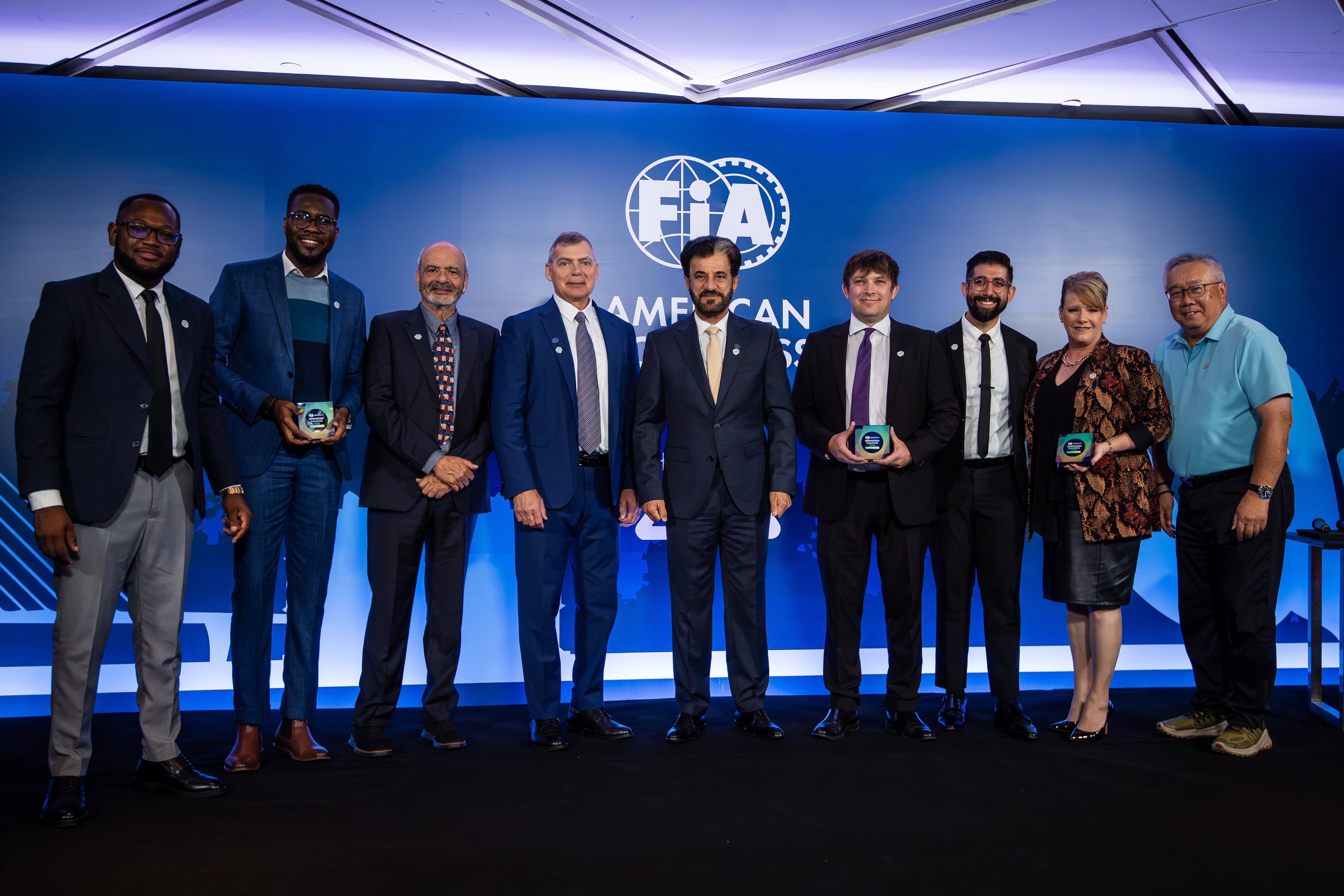 De izquierda a derecha, Jane Scaletta, presidenta de Cayman Motoring federation CMF, ganador del Jose Abed award; Mohammed Ben Sullayem, presidente de FIAM; y Jorge Abed, presidente de OMDAI .