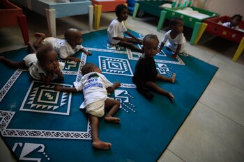 Niños desnutridos descansan y juegan