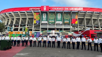 Fotos y video: Con fervor por el Mundial 2026, aficionados llegan al Estadio Ciudad de México pese a bloqueos y restricciones