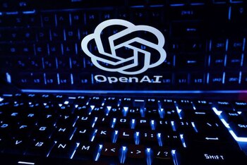 FOTO DE ARCHIVO: Un teclado se coloca delante de un logotipo de OpenAI mostrado en esta ilustración tomada el 21 de febrero de 2023. REUTERS/Dado Ruvic/Ilustración