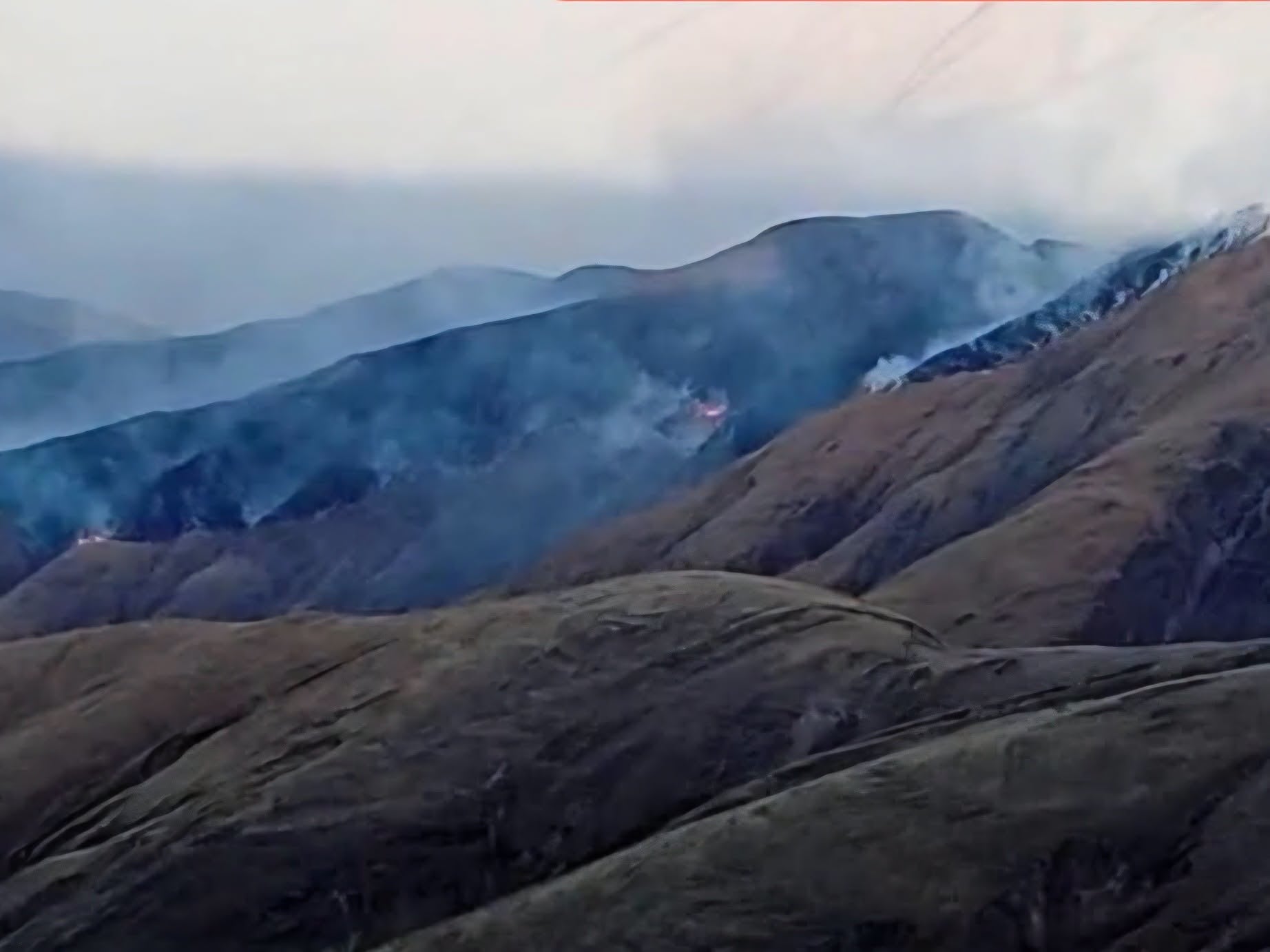 Así se veían las columnas de humo, tras registrarse un incendio en Iruya (Facebook: Viento Norte Noticias)