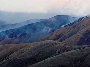 Así se veían las columnas de humo, tras registrarse un incendio en Iruya (Facebook: Viento Norte Noticias)