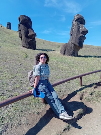 Volcanes dormidos, el mito familiar de Mako y la danza silenciosa por la autonomía: una inolvidable travesía silver en Rapa Nui