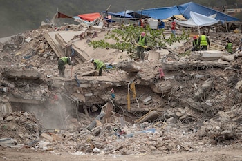 Personas remueven escombros de un edificio colapsado por los terremotos del 24 junio en La Guaira, Venezuela (EFE/Ronald Peña R)