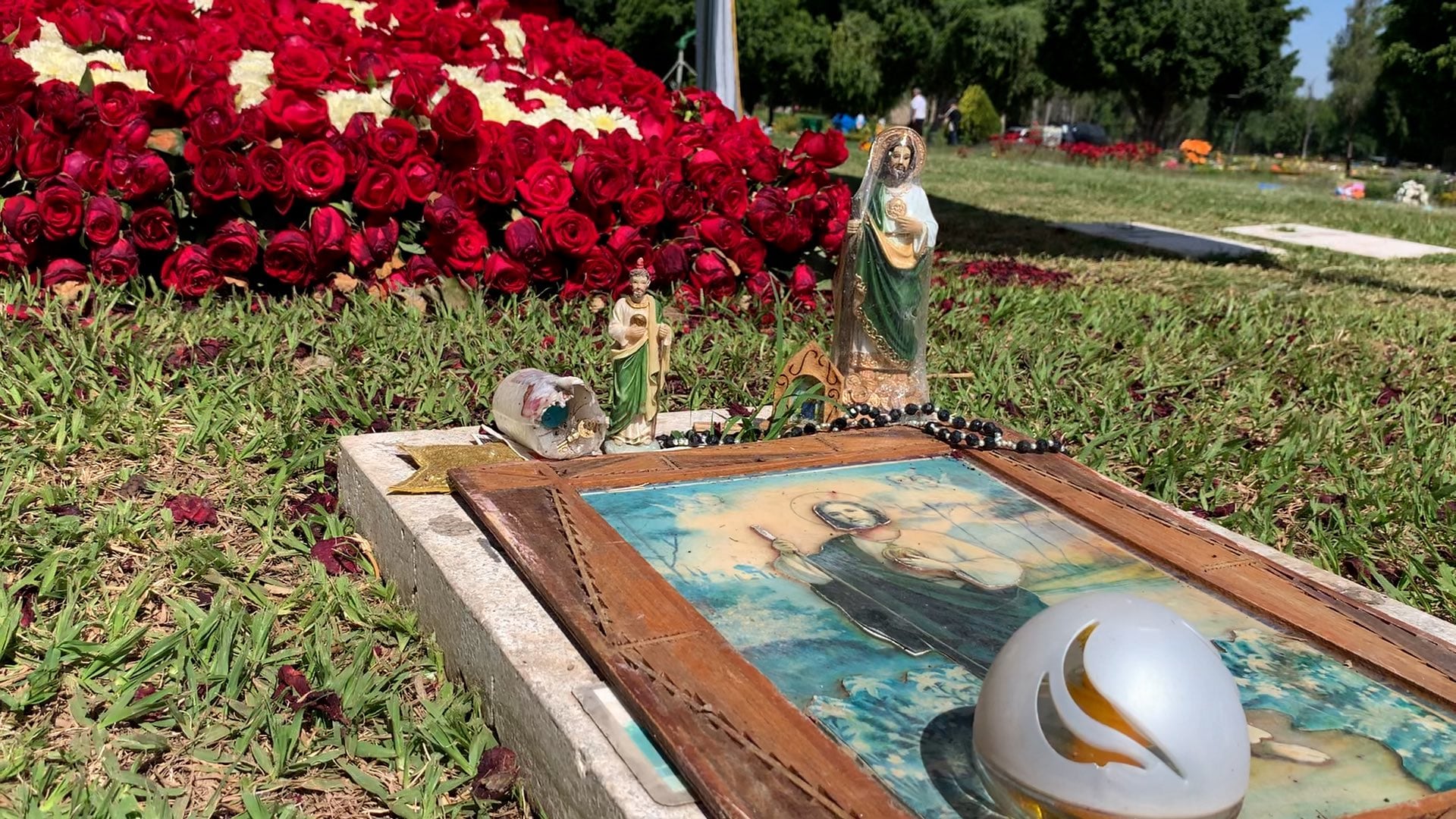 El lugar mantiene un flujo constante de personas que acuden a observar y documentar el sitio.