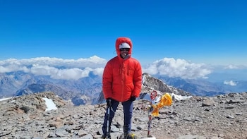 Fumaba 40 cigarrillos por día, perdió la visión y llegó a la cima del Aconcagua: “La vida no termina con un diagnóstico”