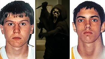 Fotografías frontales de dos jóvenes en los extremos y una figura encapuchada con la máscara de Ghostface alzando un cuchillo en el centro