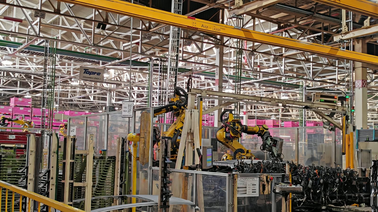 Brazos robóticos realizan trabajos repetitivos y de alta precisión dentro de las plantas automotrices que hoy son más robotizadas.