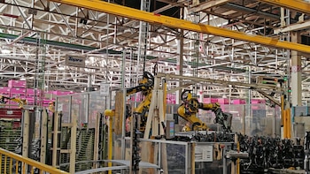 Así funciona hoy una fábrica de vehículos: robots, manos mecánicas y trabajadores que se capacitan para no quedarse atrás