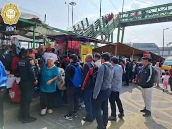 Oficiales de la PBI dan