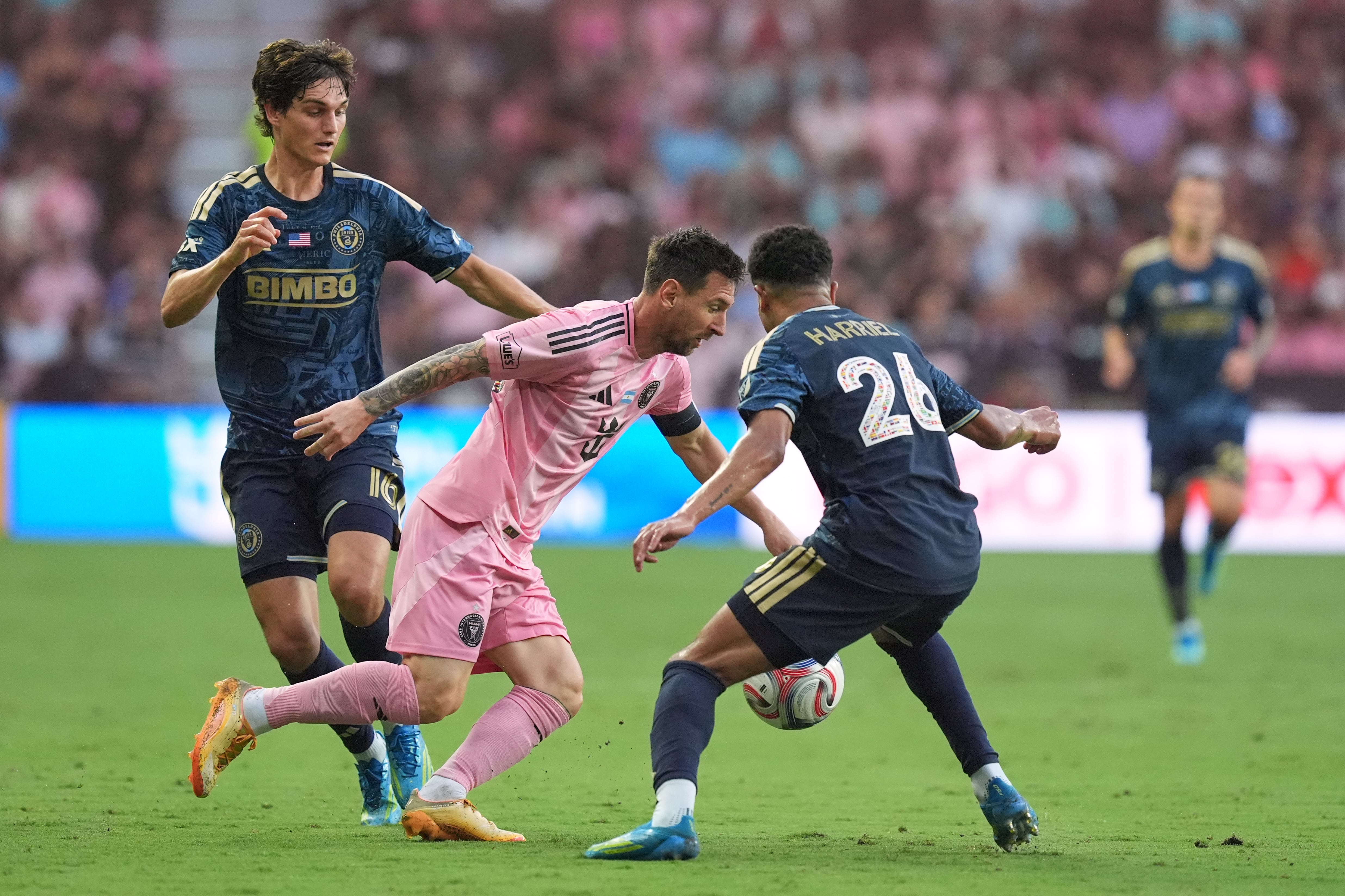 Lionel Messi en acción en el encuentro entre Inter Miami ante Philadelphia por la MLS (AP Photo/Rebecca Blackwell)