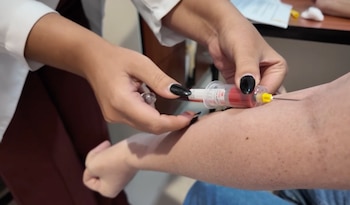 Las donadoras deben cumplir protocolos médicos e higiénicos para garantizar la seguridad del alimento. Crédito: CCSS
