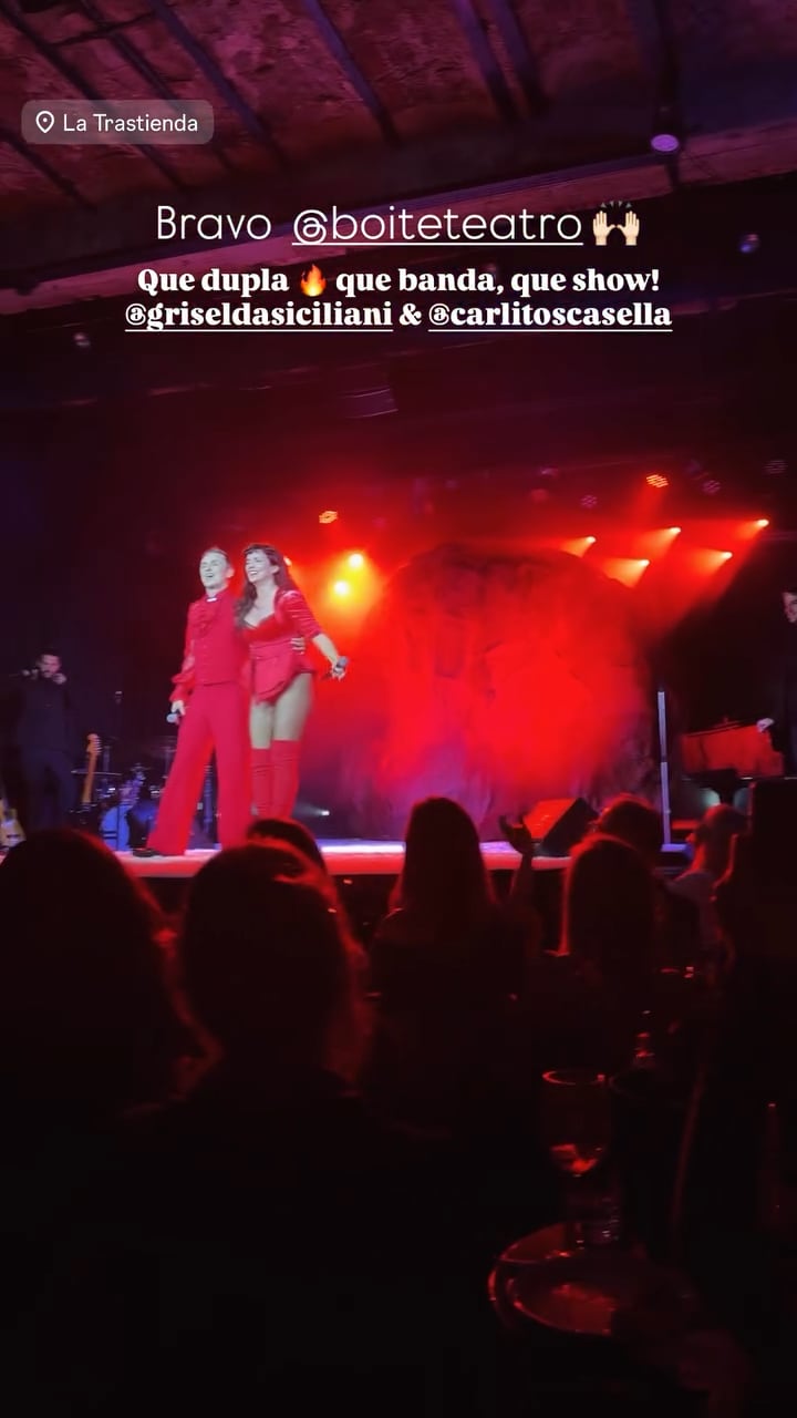 Griselda Siciliani y Carlos Casella actúan vestidos de rojo sobre el escenario de La Trastienda durante una función de su espectáculo Boite, en una imagen compartida por Rocío Robles