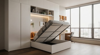 Una cama abatible gris se levanta para revelar un sofá naranja y un área de estanterías empotrada en un mueble blanco. Un escritorio con silla y ventana grande a la derecha.