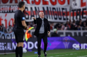 AMDEP1500. BUENOS AIRES (ARGENTINA), 26/08/2026.- El seleccionador de Santa Fe Pablo Repetto reacciona este miércoles, en un partido de la Copa Sudamericana entre River Plate y Santa Fe en el estadio Monumental, en Buenos Aires (Argentina). EFE/ Juan Ignacio Roncoroni