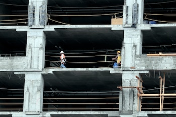 Obreros trabajan en una construcción en Tegucigalpa (Honduras), en una imagen de archivo. EFE/ Gustavo Amador