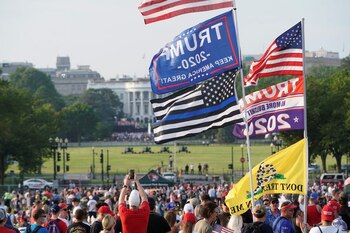 Partidarios del presidente Estados Unidos Donald Trump flamean banderas durante las celebraciones del Día de la Independencia en Washington, 4 de julio del 2020. REUTERS/Joshua Roberts